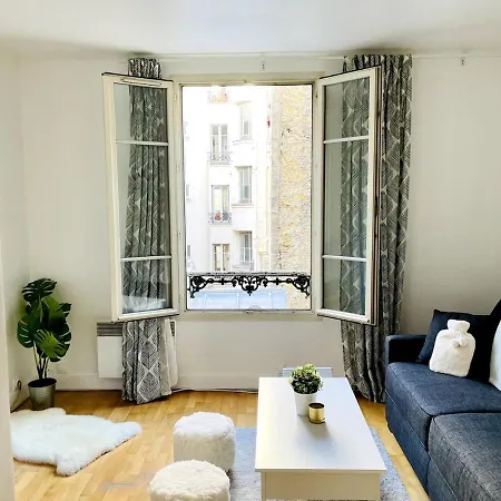 Cozy Parisian باريس
